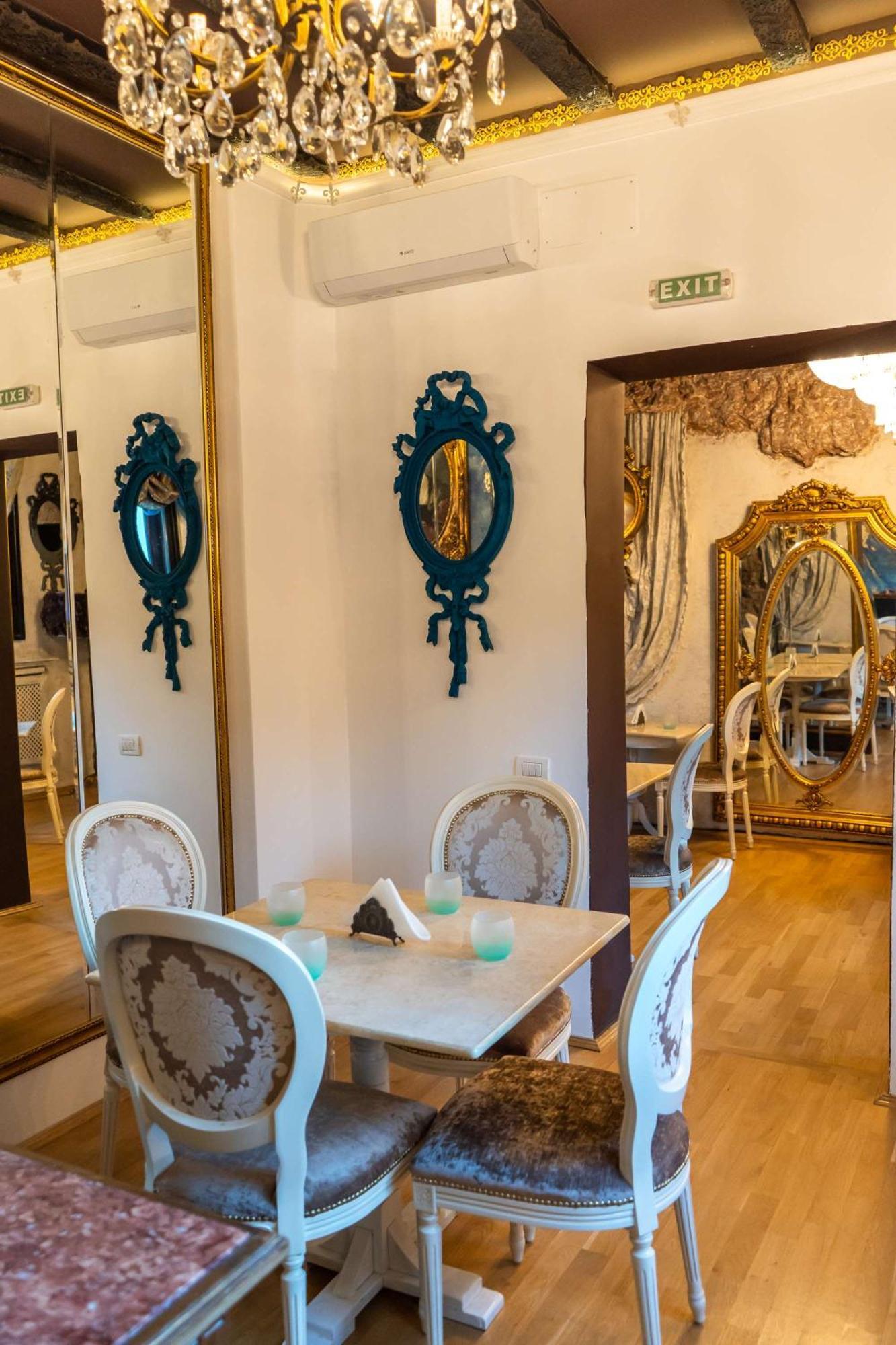 Conacul Coroanei Luxury Boutique Hotel บูคาเรสต์ ภายนอก รูปภาพ