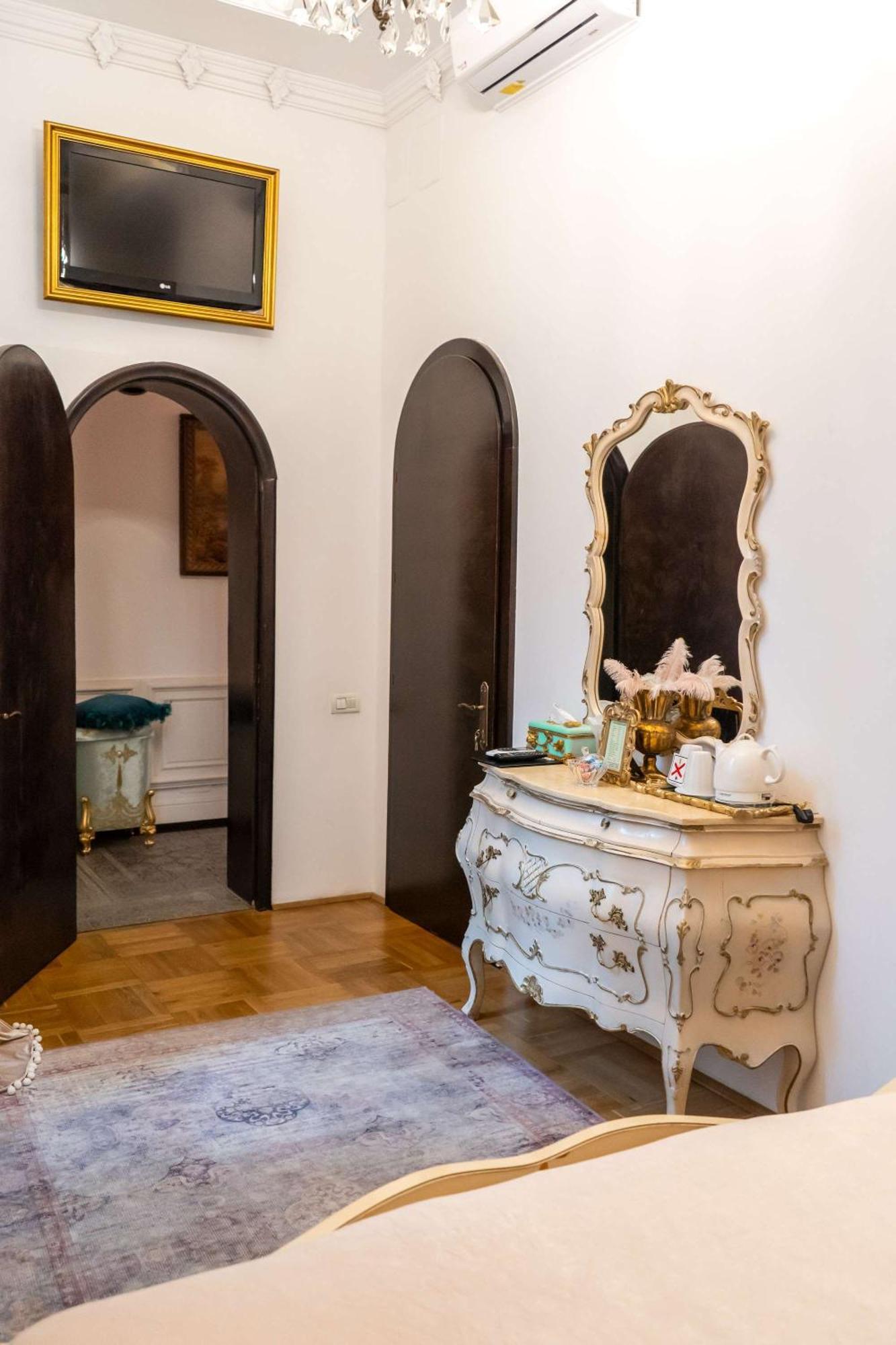 Conacul Coroanei Luxury Boutique Hotel บูคาเรสต์ ภายนอก รูปภาพ