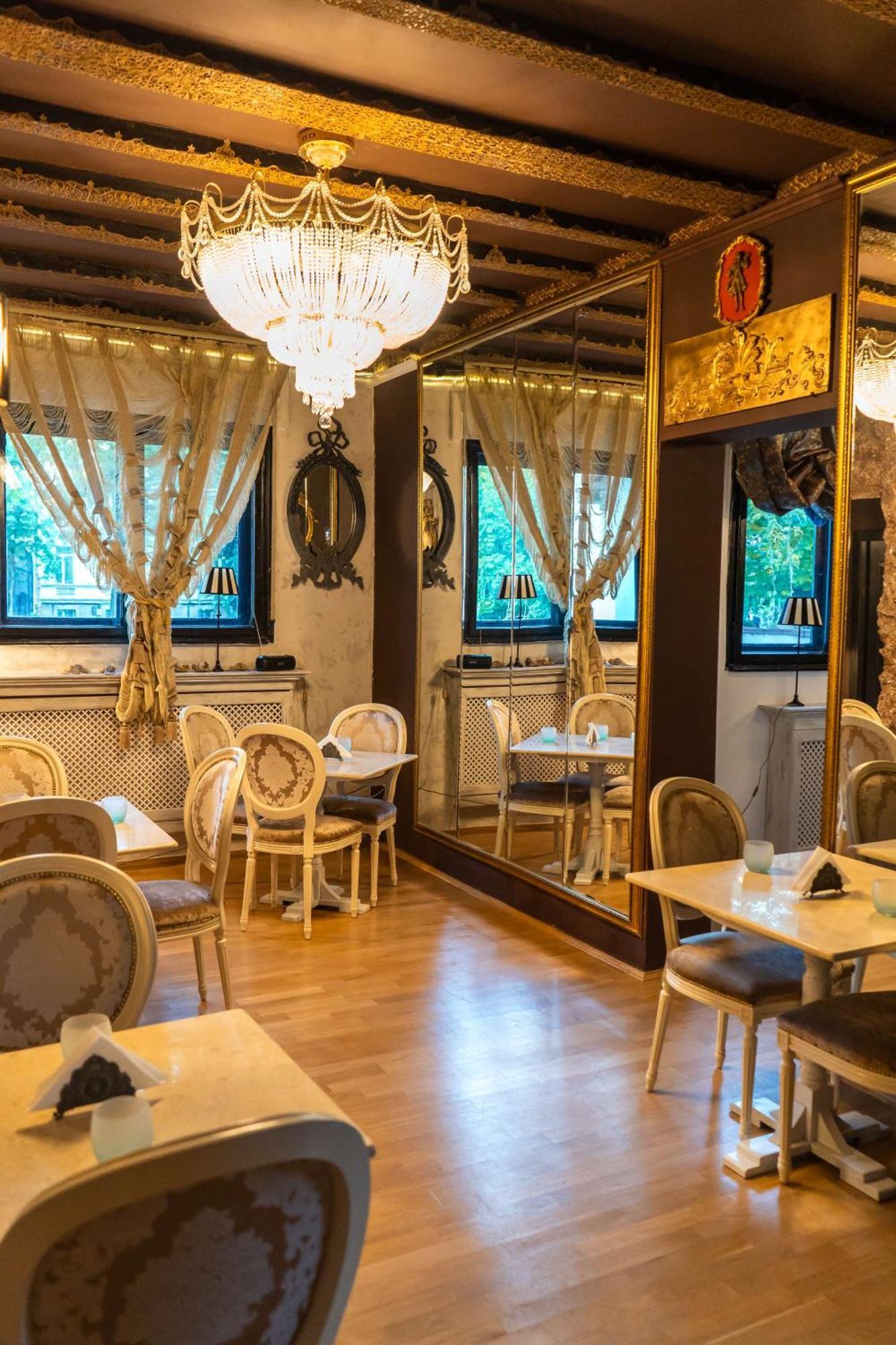 Conacul Coroanei Luxury Boutique Hotel บูคาเรสต์ ภายนอก รูปภาพ