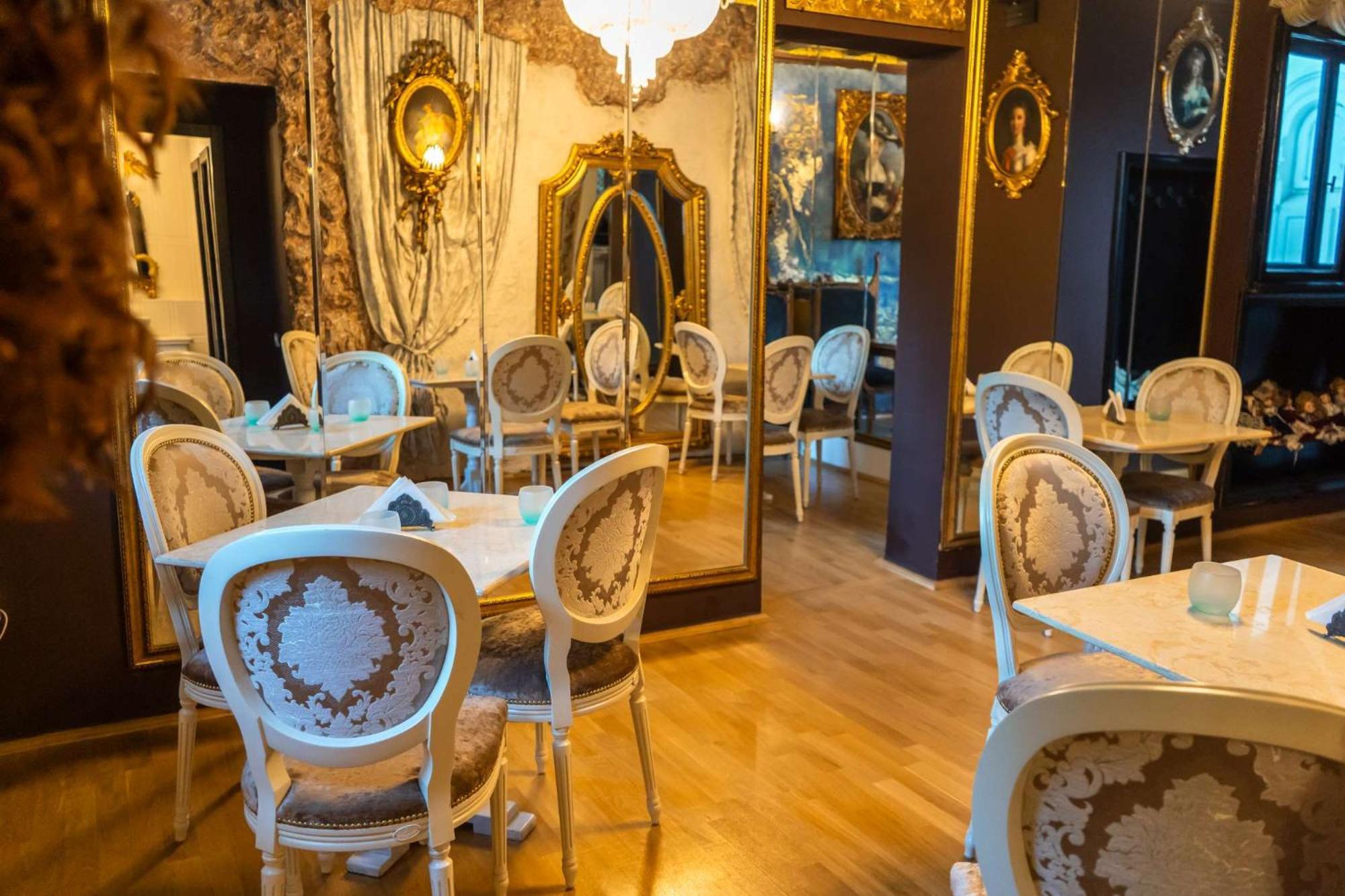 Conacul Coroanei Luxury Boutique Hotel บูคาเรสต์ ภายนอก รูปภาพ