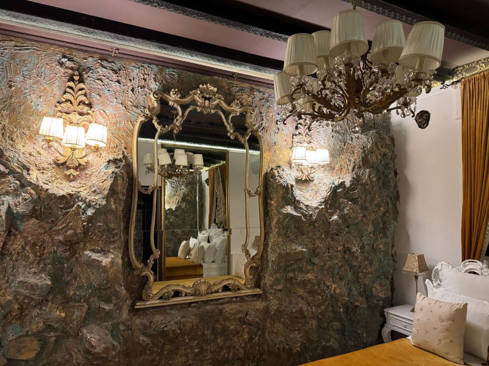 Conacul Coroanei Luxury Boutique Hotel บูคาเรสต์ ภายนอก รูปภาพ